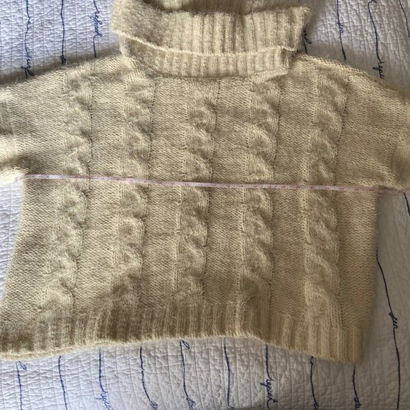 Gorgeous, Soft Cowl Neck Cable Knit Cropped Sweater. Sz L NWOT - Picture 6 of 13